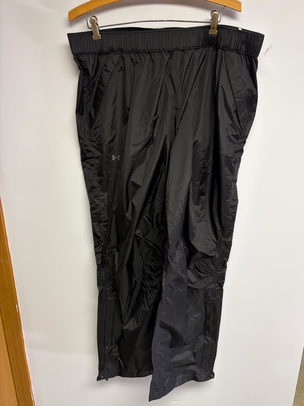 Under Armour women’s Black Windbreaker Track Pants-storm proof